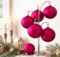 elegante julekugler på juletræ i moderne stue